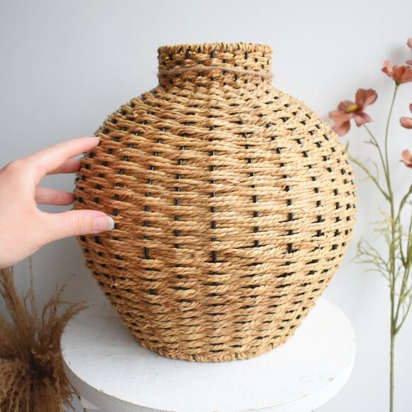 Handmade Large Woven Seagrass Rattan Round Table Vase Western Cottage Decor - Picture 8 of 9